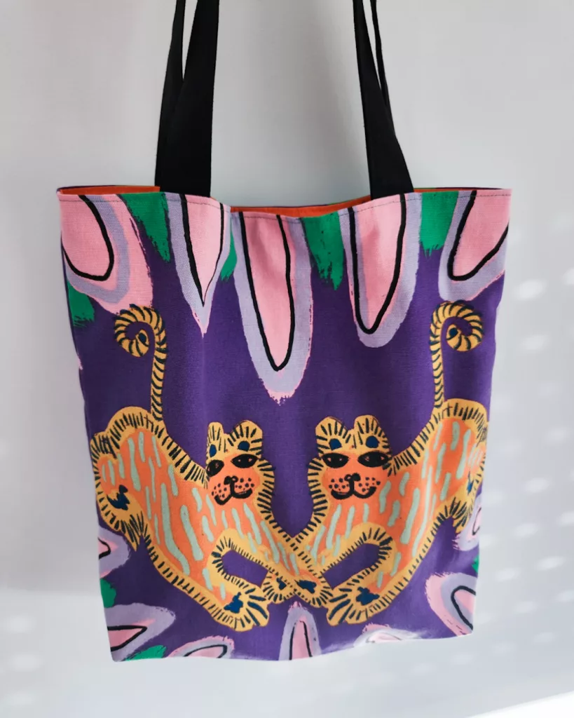 DIY Tote Bag with Lining and Zipper Pocket | The Sewing Things Blog